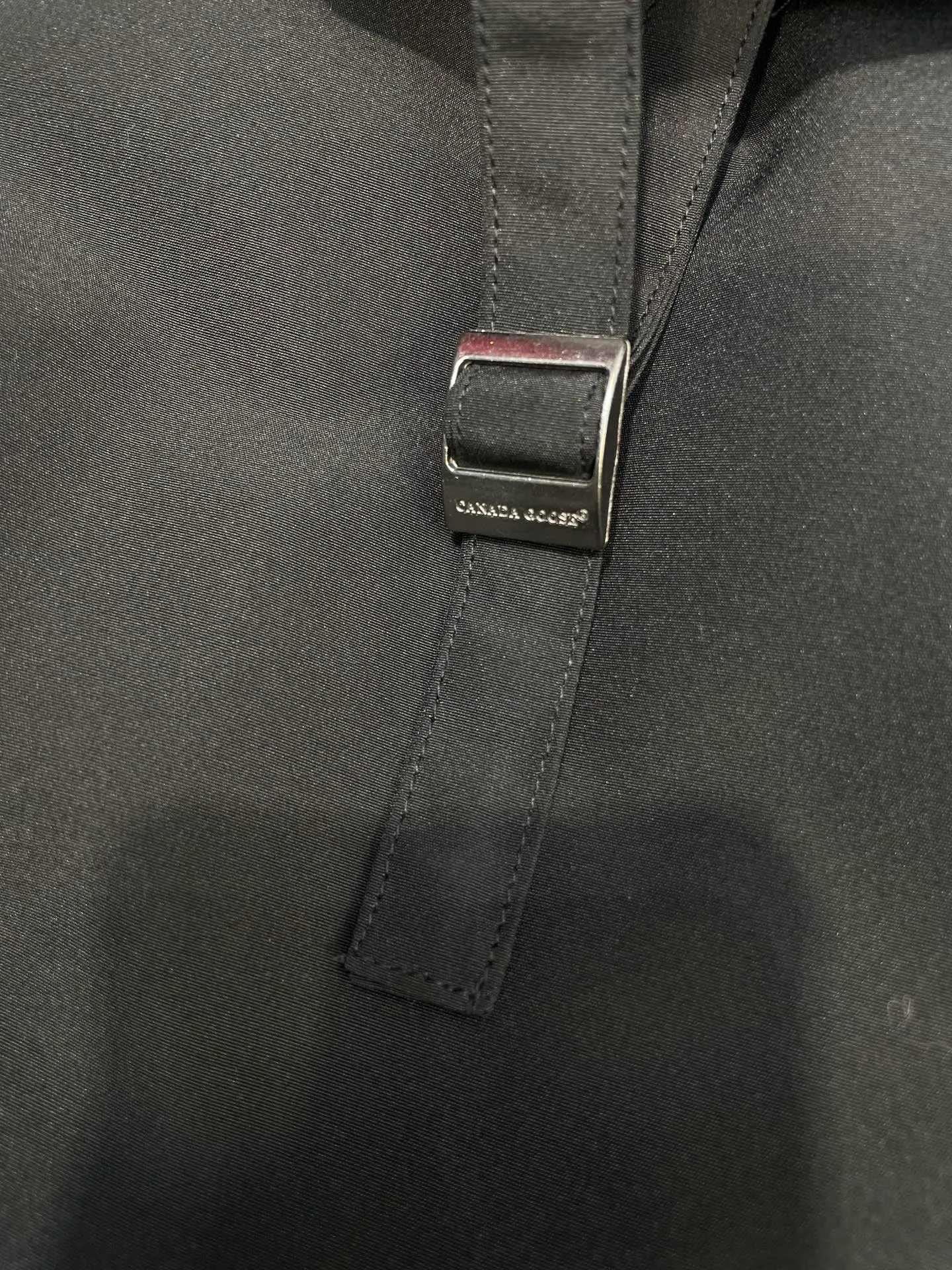 P780 high-end version Canada Goose Canada Goose #Chilliwack 7999M bomber jacket short down jacket/01 model #Men and Women Same Style# ➖ Genuine synchronous anti-counterfeiting chip sensor! ➖ Imported 21S polyester-cotton blended original fabric [last year’s 16S/18S hard fabrics have been completely eliminated, this year all use 21S genuine synchronous fabrics, the soft mid-strap feels delicate and textured], genuine synchronous Feather-Light 10D waterproof coating fabric, made of 84.5 polyester fiber and 15.5 cotton, 100% the best feel in the entire network! ➖ The genuine official website is synchronized with the national standard 80 white duck down, you can check the official website customer service, there will never be a series of misleading claims such as 90 down or goose down! ➖ Using the best nylon lining with double double-layer sealing design, velvet-proof No. 7 needle + grid-filled down ready-made garments, there is 100% no so-called velvet running! ➖ The cuffs are designed with thickened seamless threads, and the collar and pockets are lined with top-quality polar fleece to keep you warm and comfortable! ➖ Yoshida YKK provides original custom-made electroplated sliders. YKK two-way lockable zippers are tight and smooth and will not peel off paint! ➖ 3M composite guarantees that the Velcro is the same as the original, durable, and all accessories and hardware are custom-made! ➖ Imported BEHRINGER embroidery machine to customize the 10,000-needle embroidery logo, 98% of which can be reproduced to restore the original logo. You can check and compare on the official website! ➖ The fur collars are all made of large pieces of Western Canadian blue wolf hide, ensuring that each fur collar is 13-15cm wide!   Size:XS-XXL